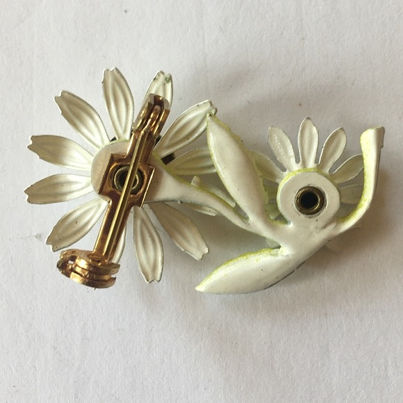 Vintage daisy pin / brooch - Picture 3 of 3